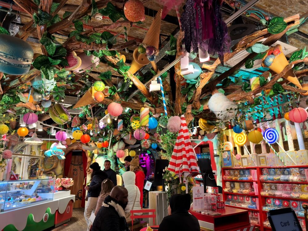Interior de la tienda llena de adornos de colores y chuches 