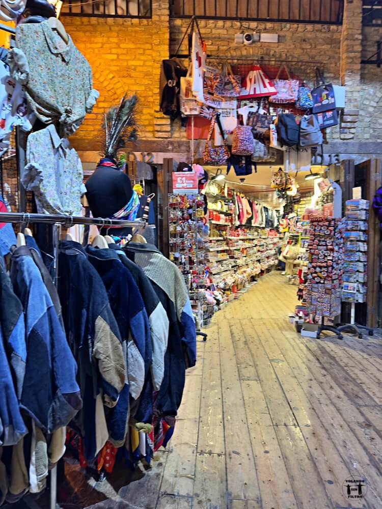 Interior de la zona de las cuadras con un puesto de chaquetas 