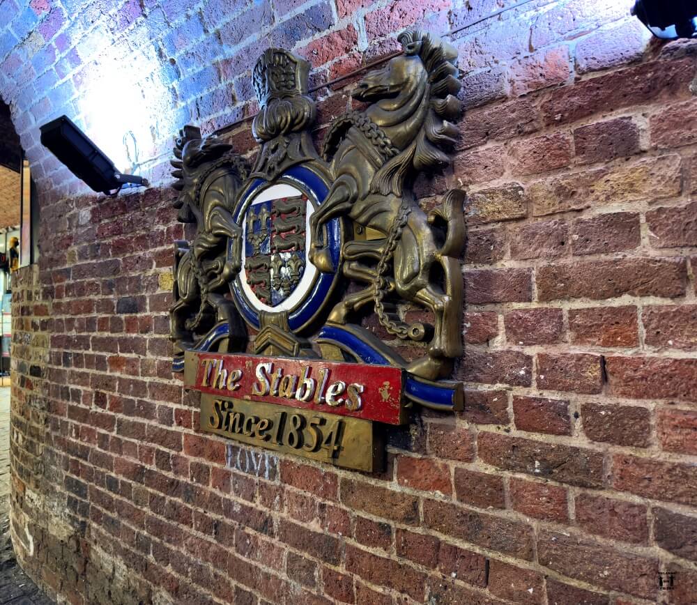 Cartel de las antiguas cuadras 