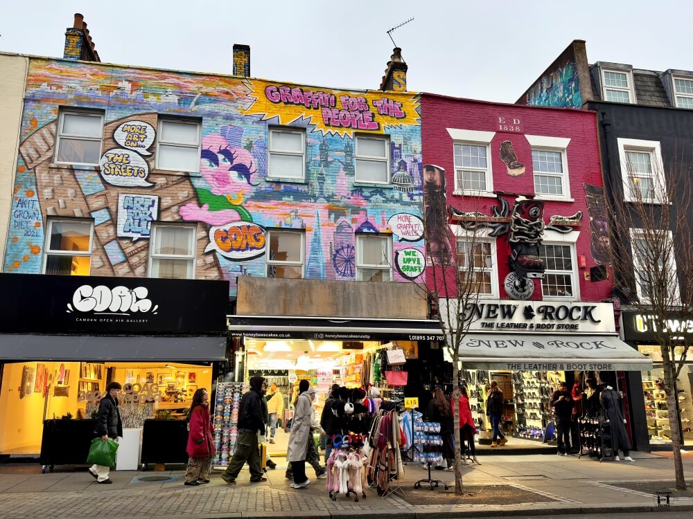 Fachadas de la calle principal de Camden con sus decoraciones