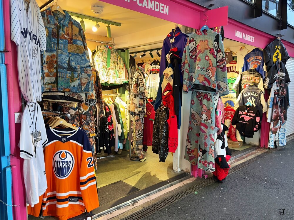 Puesto de ropa original dentro del mercado 