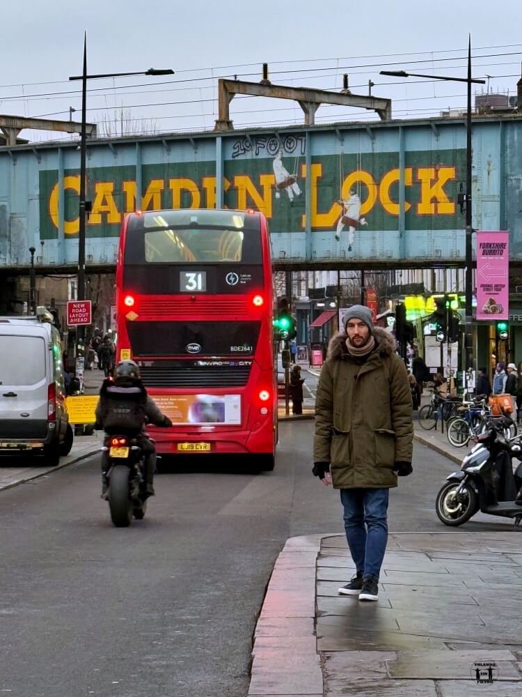 Nico delante del cartel de Camden Lock