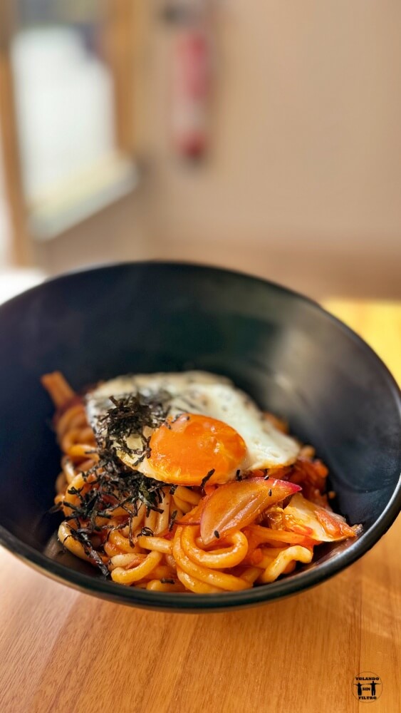 Udon de kimchi con huevo encima
