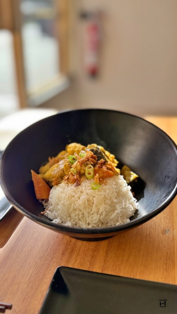 Arroz con pollo y curry