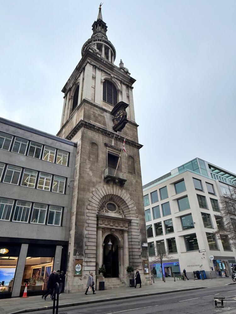 Fachada de la iglesia desde el otro lado de la calle 
