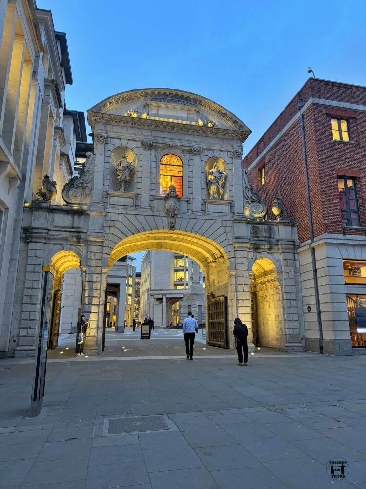 Se ve Temple Bar Gate iluminada, ya que en la foto está anocheciendo