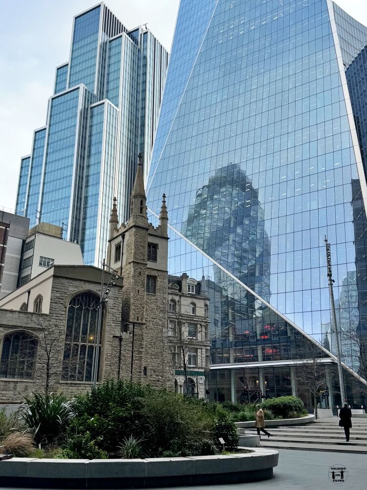 Se vel a iglesia de St. Andrew Undershaft con el reflejo de The Ghenkin en el edificio de enfrente 
