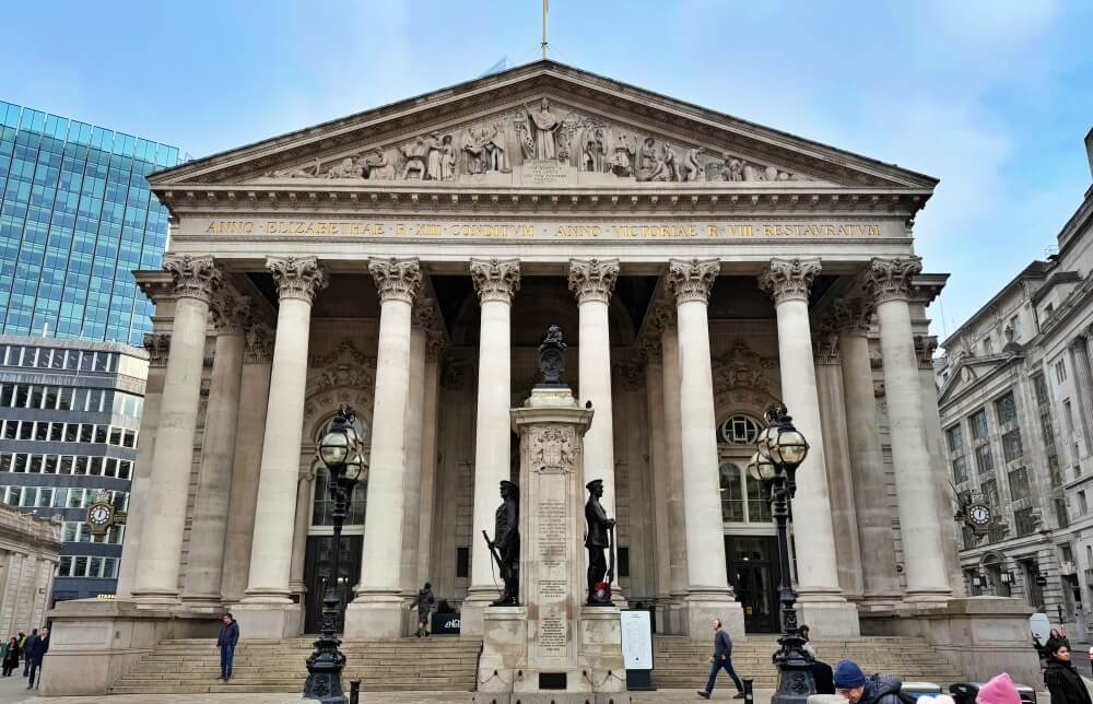 Se ve la fachada de la antigua bolsa de Londres, son columnas enormes 