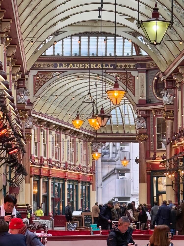 Imagen con profundidad del cartel que pone "Leadenhall"