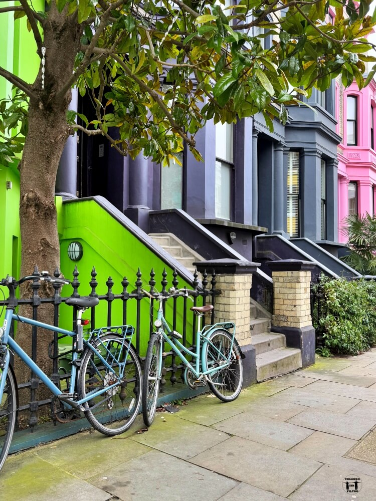 Casas de colores con una bicicleta apoyada 