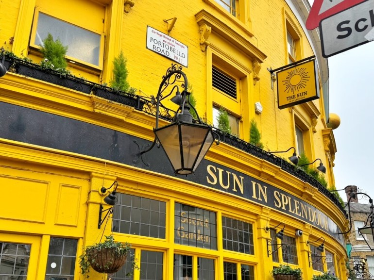 Fachada amarilla del pub sun in Splendor en Notting Hill