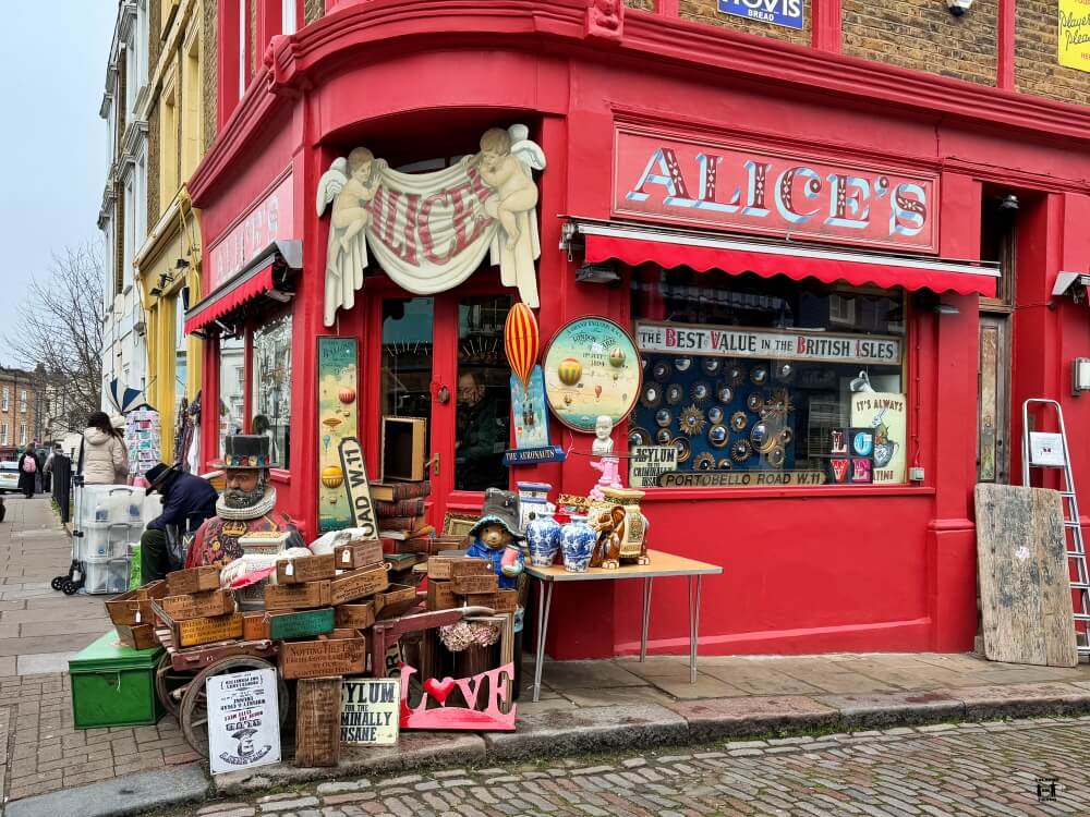 Fachada roja de la tienda Alice's en Notting Hill con las antigüedades en la parte de fuera