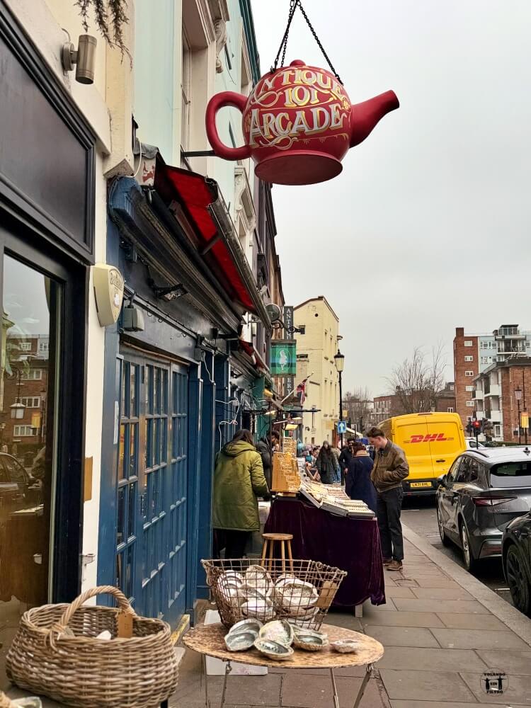 Tienda de Notting Hill con una tetera gigante en el cartel