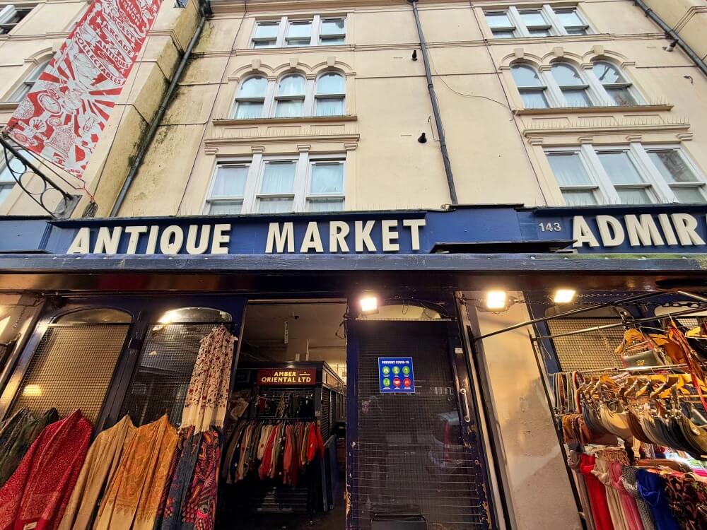 Fachada del mercado de antigüedades Antique Market en Londres