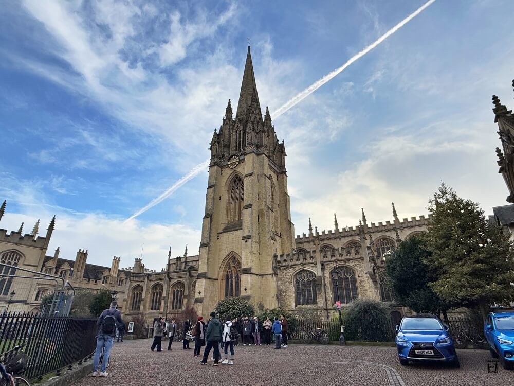 Fachada de la iglesia con gente alrededor 
