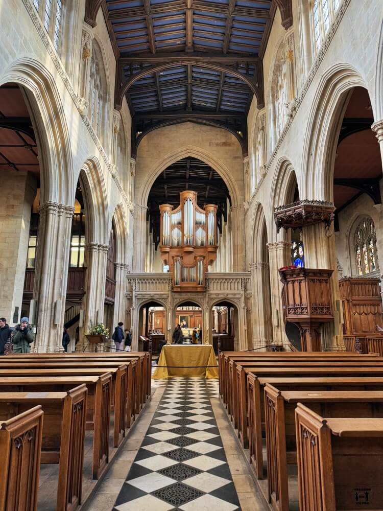 Interior de la iglesia con los bancos vacíos y el altar en el medio 