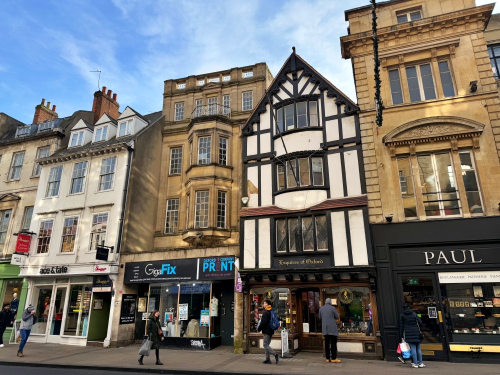 Fachadas de la calle con edificios bonitos 