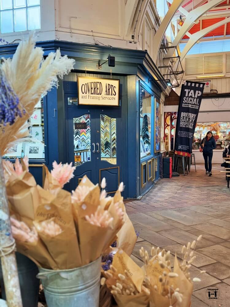 Esquina del mercado con ramos delante de plantas