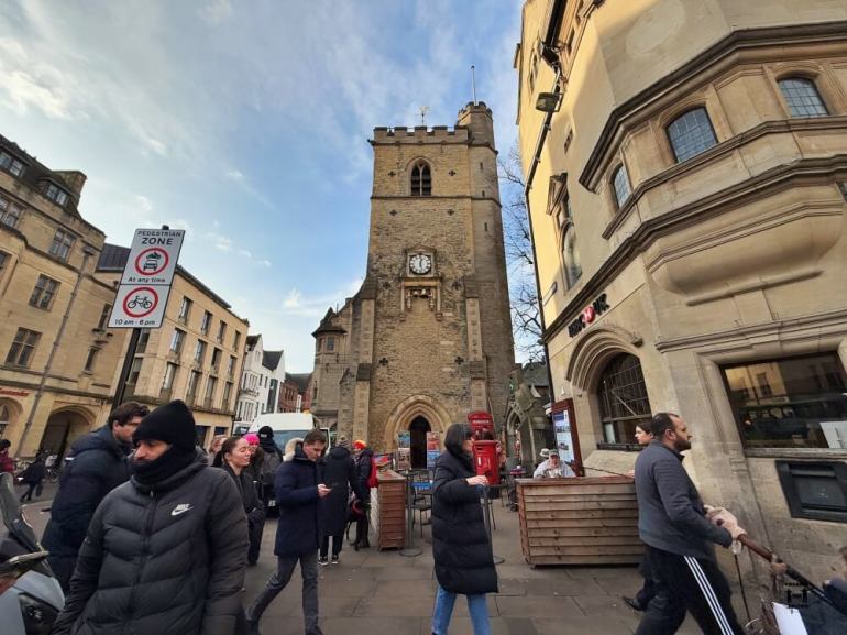 Fachada de la Tower Carfax con gente en la parte de abajo 
