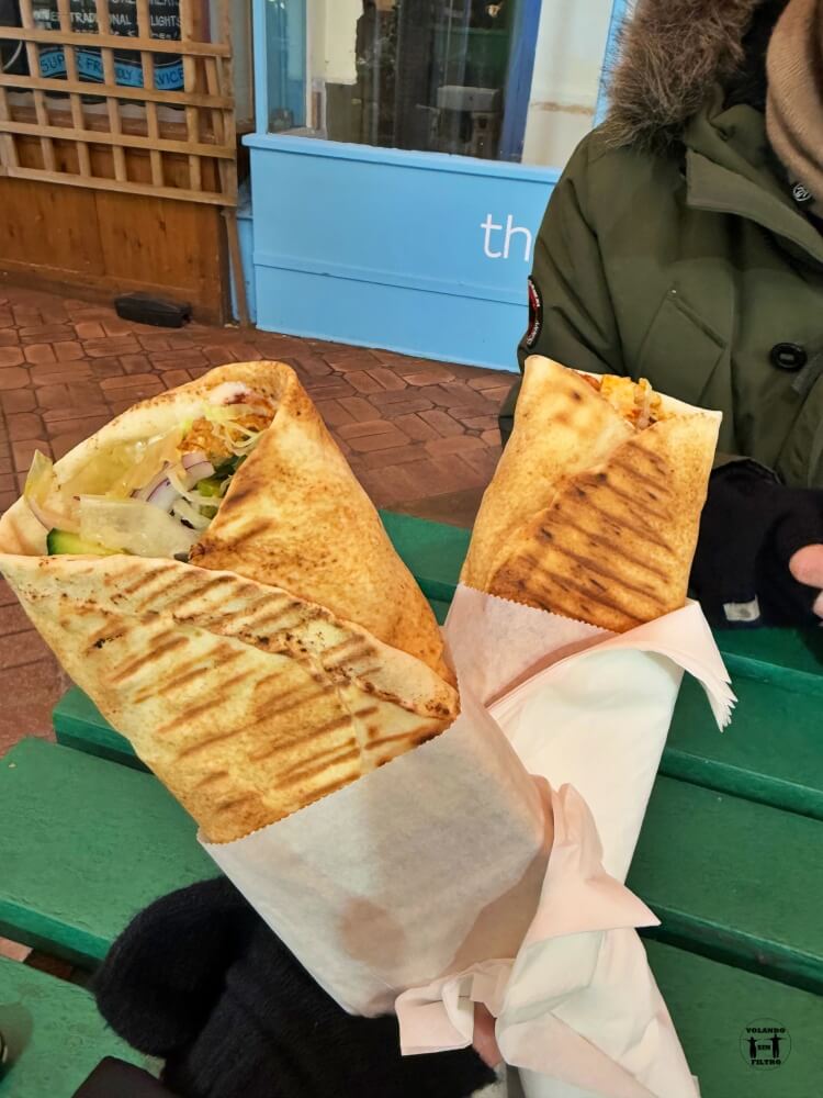 Se ven los dos wraps en la mano de Sandra en primer plano 