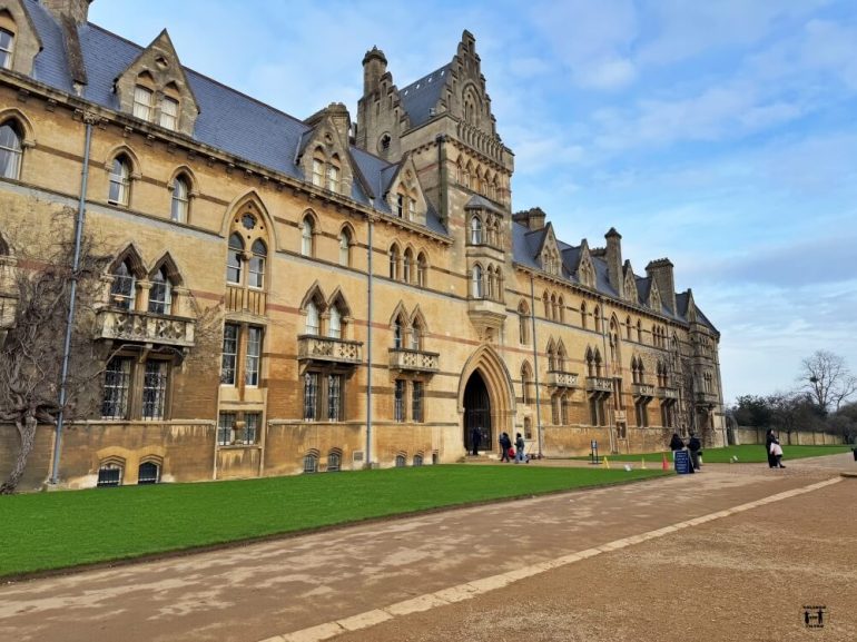 Fachada de la Christ Church en día nublado 