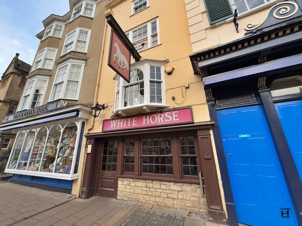 Fachada del White Horse, es en madera y todos rojos 