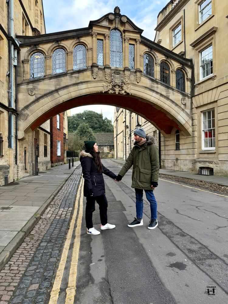 Puente de los suspiros con Sandra y Nico delante en primer plano posando