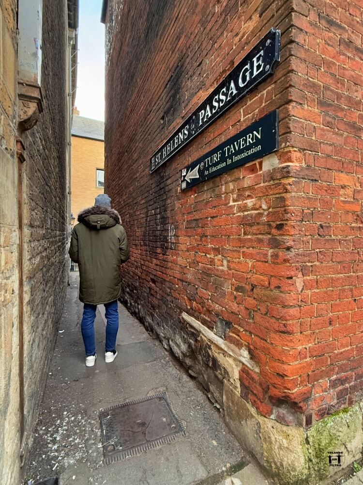 Callejón pequeño con Nico de espaldas