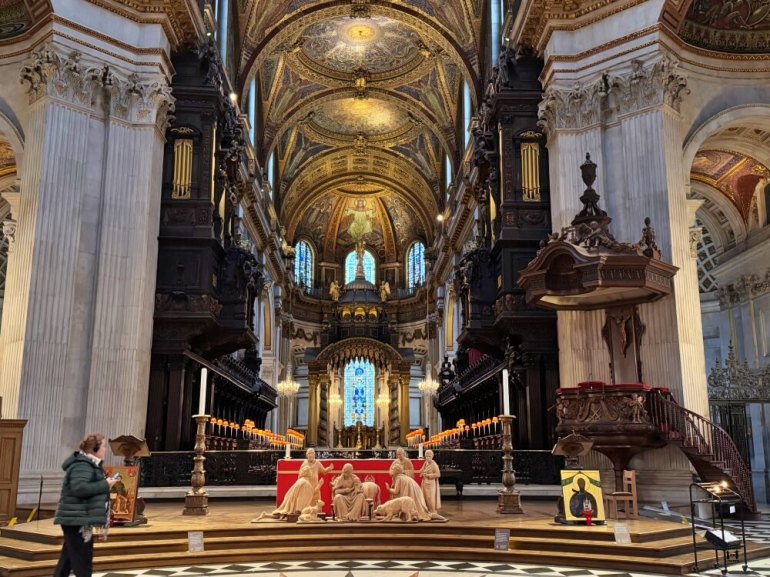 Altar de la catedral de san pablo desde la nave central 
