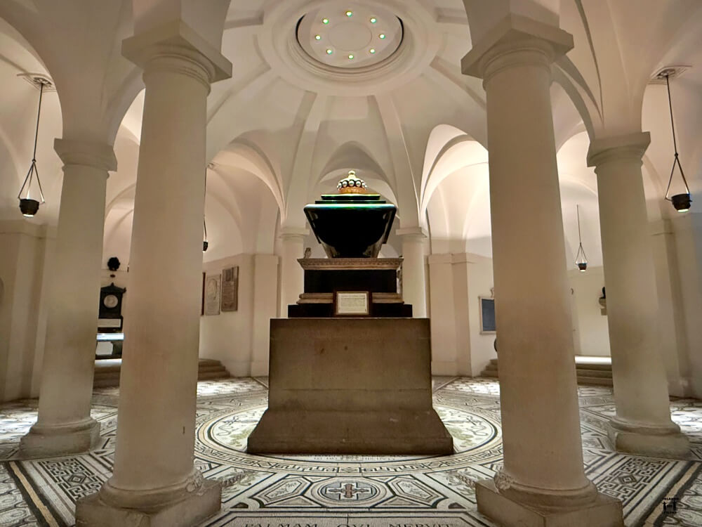 Tumba con columnas a los lados 