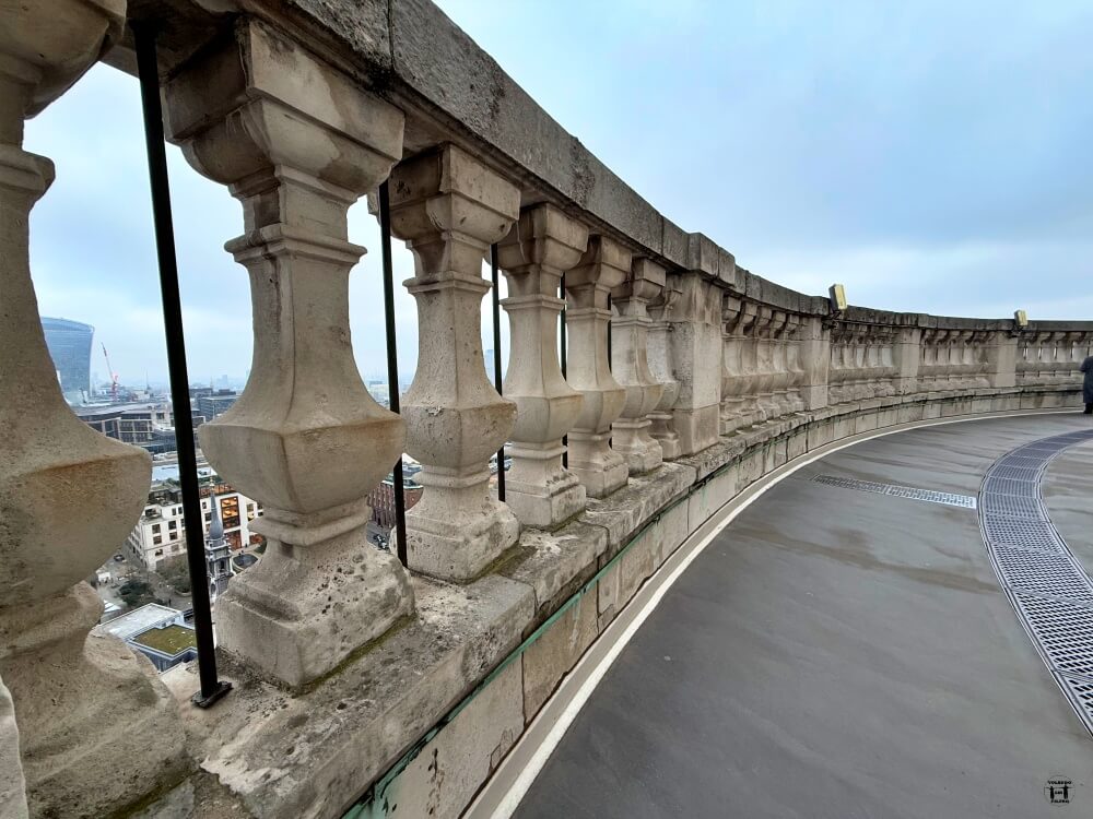 Balaustrada de piedra haciendo una curva