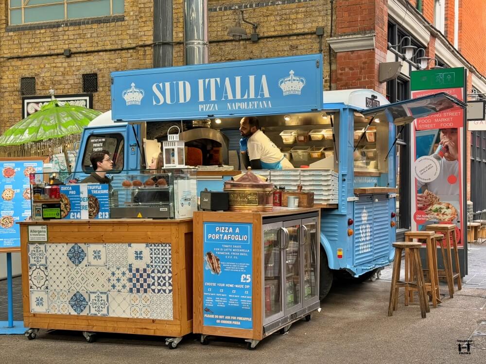 Foodtruck de pizza dentro del mercado 