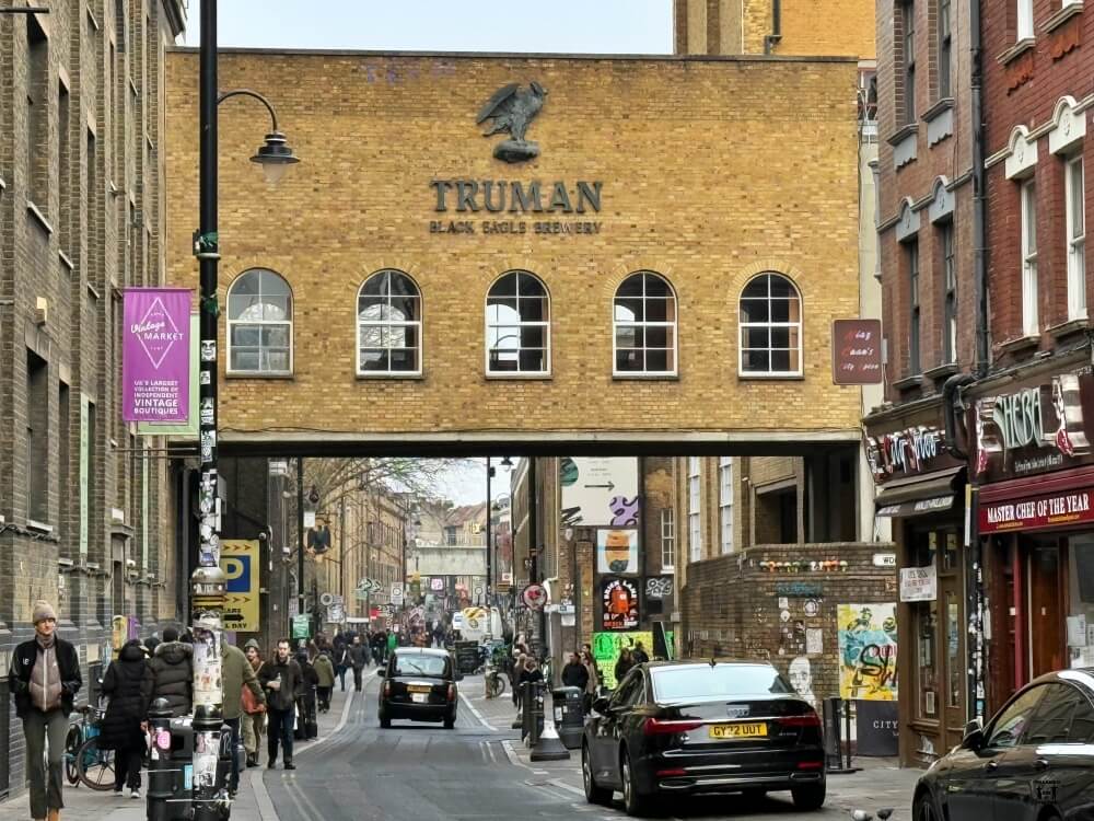 Se ve la pared de la antigua fábrica de cerveza con el nombre de Truman Brewery