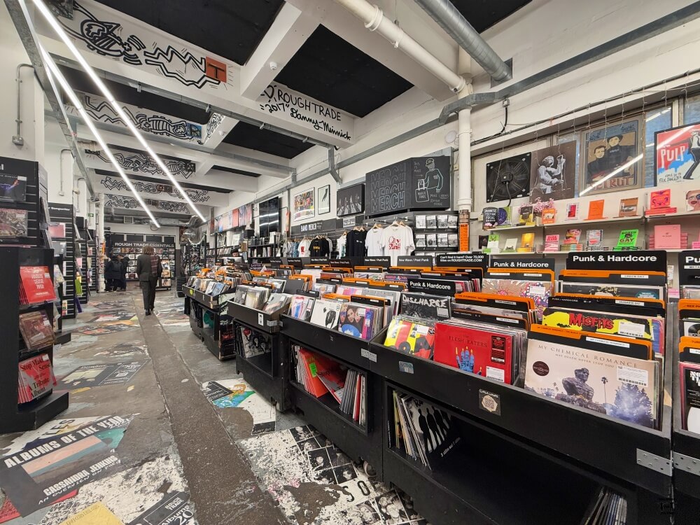 Estanterías llenas de vinilos y discos 