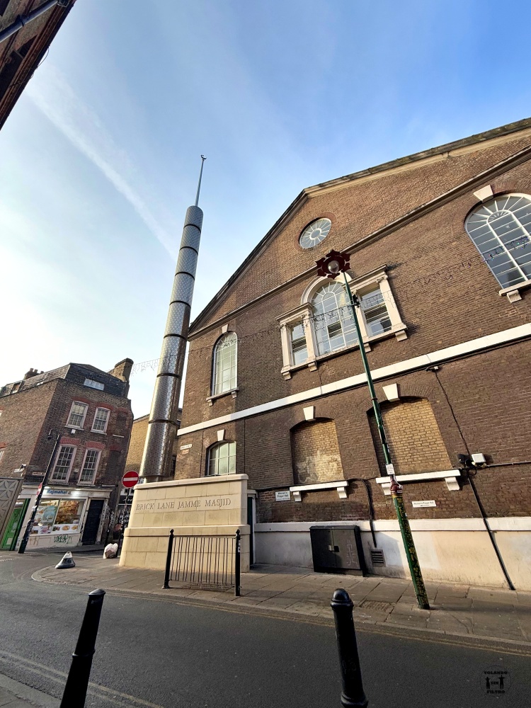Fachada de la mezquita desde el otro lado de la calle 