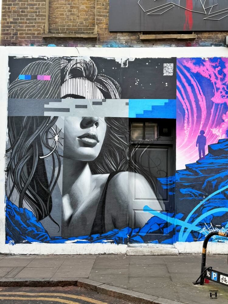 Grafiti de una chica en blanco y negro 