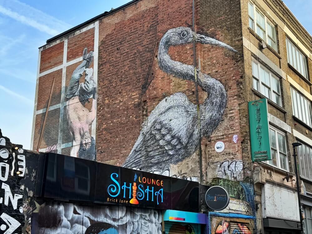 Grafiti de un pájaro en el lateral de un edificio 