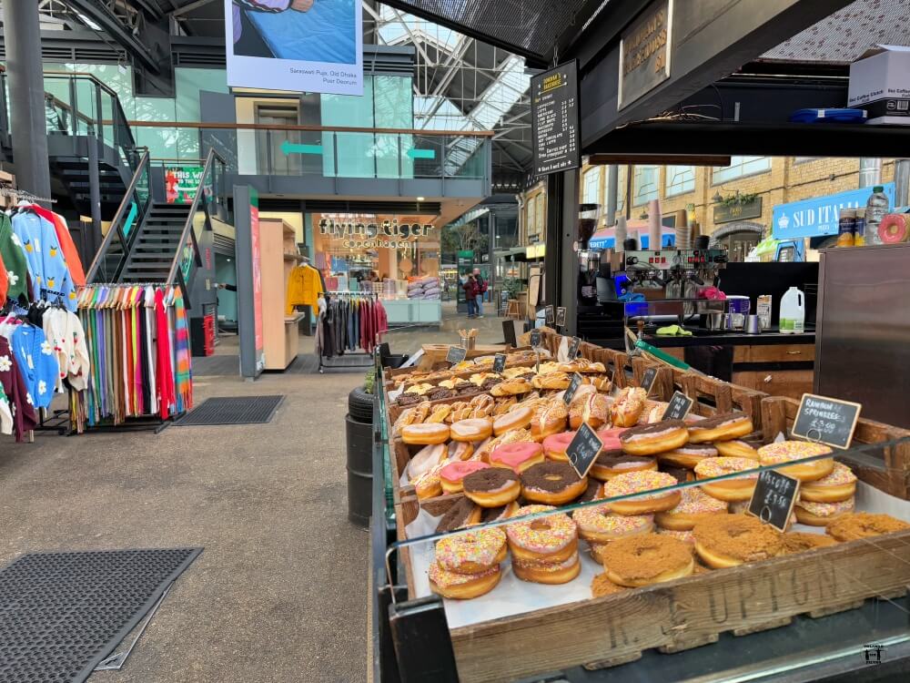 Puesto de donuts de colores dentro del mercado 