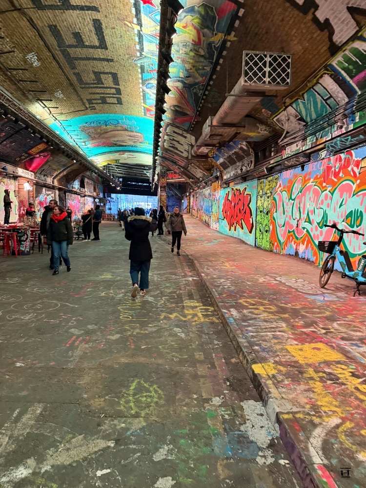 Túnel del grafiti con Sandra en el medio de la pantalla 