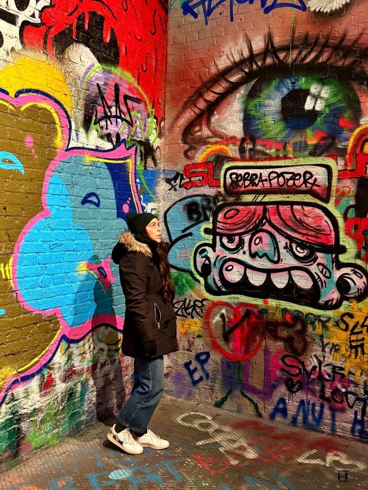 Sandra en una esquina llena de grafitis