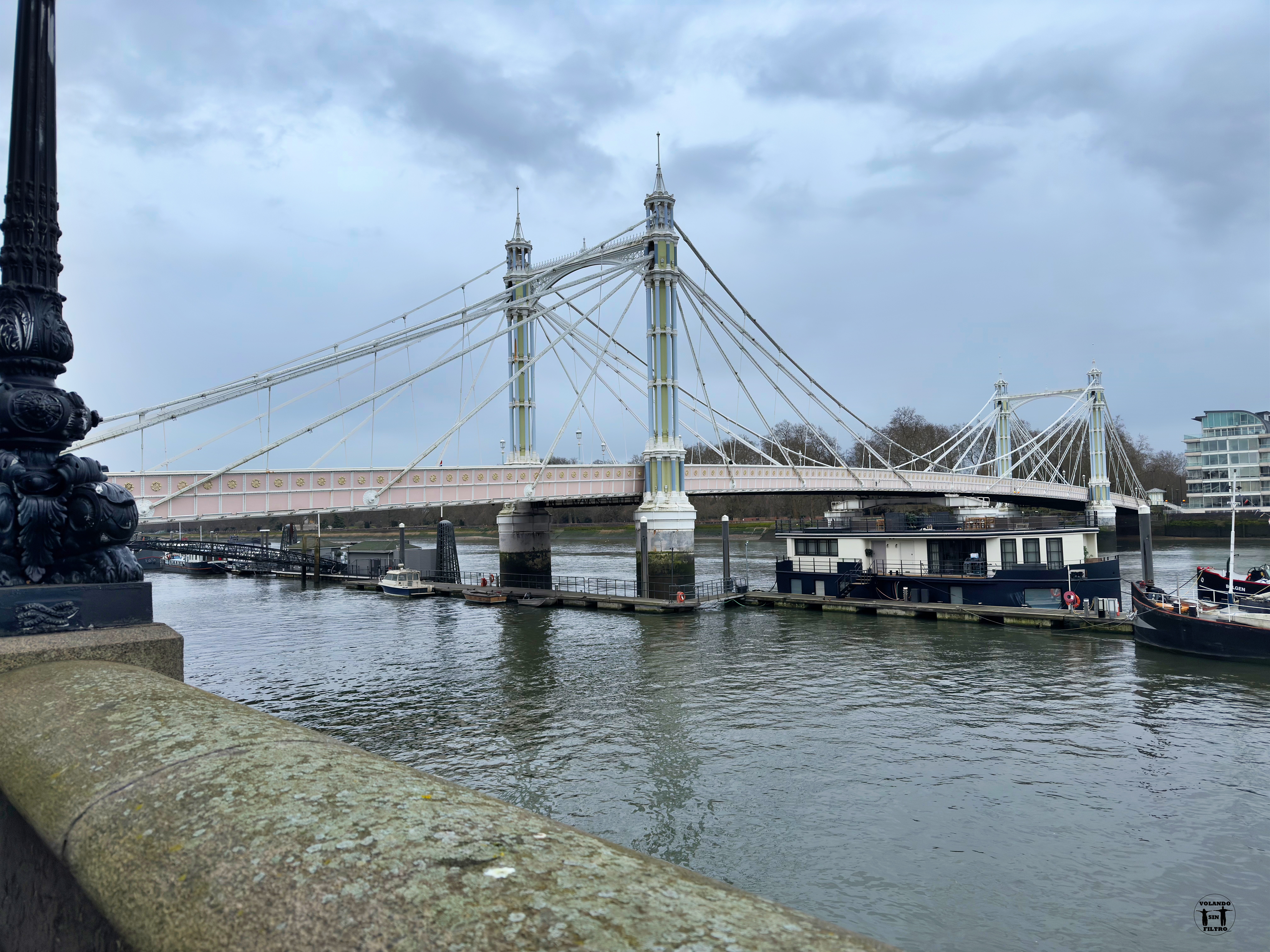 Se ve el puente cruzando el río, es en colores blancos 