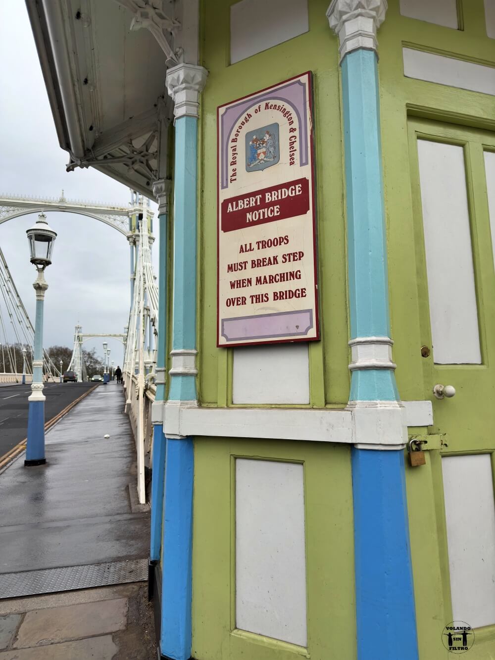 Cartel de que las tropas no pueden marchar por el puente