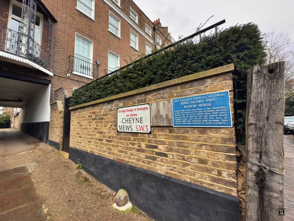Pared con el cartel azul colgado de que vivió ahí un personaje celebre 