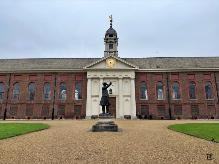 Fachada del hogar de los veteranos en Chelsea, es roja blanca y tiene una figura delante 