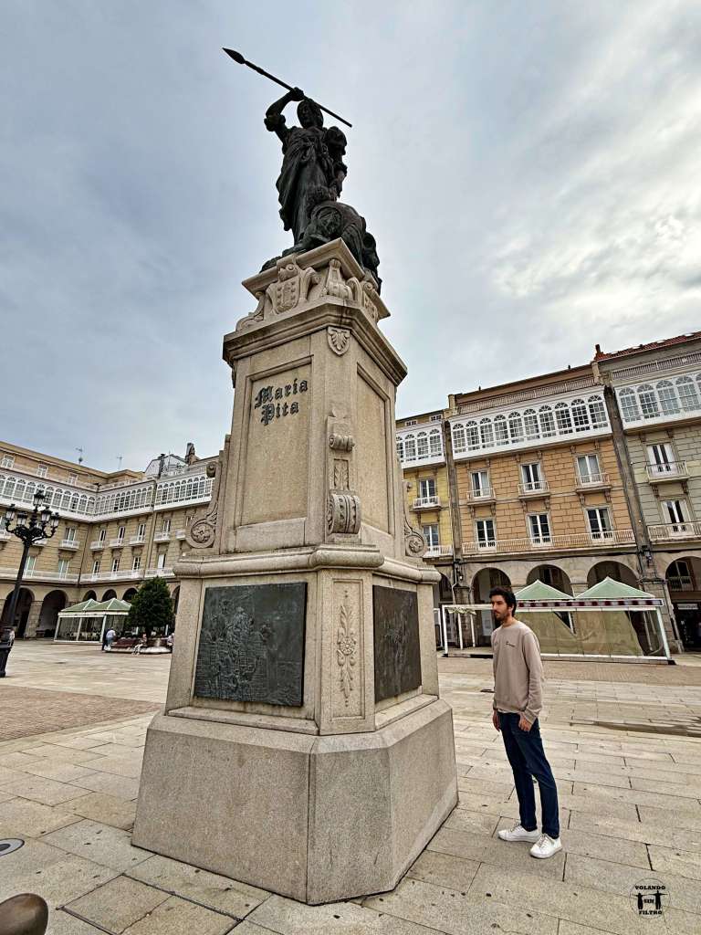 Estatua de María Pita con Nico en la parte de abajo de la misma