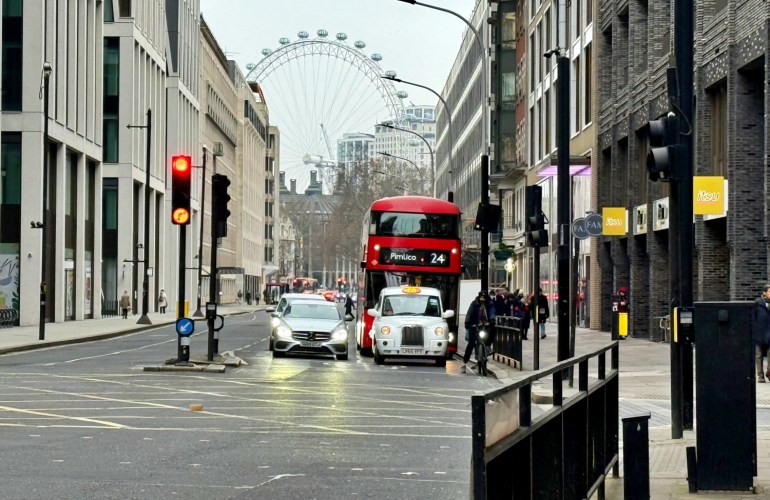 Portada de la ruta de 4 días, se ve el London Eye de fondo y un autobús rojo