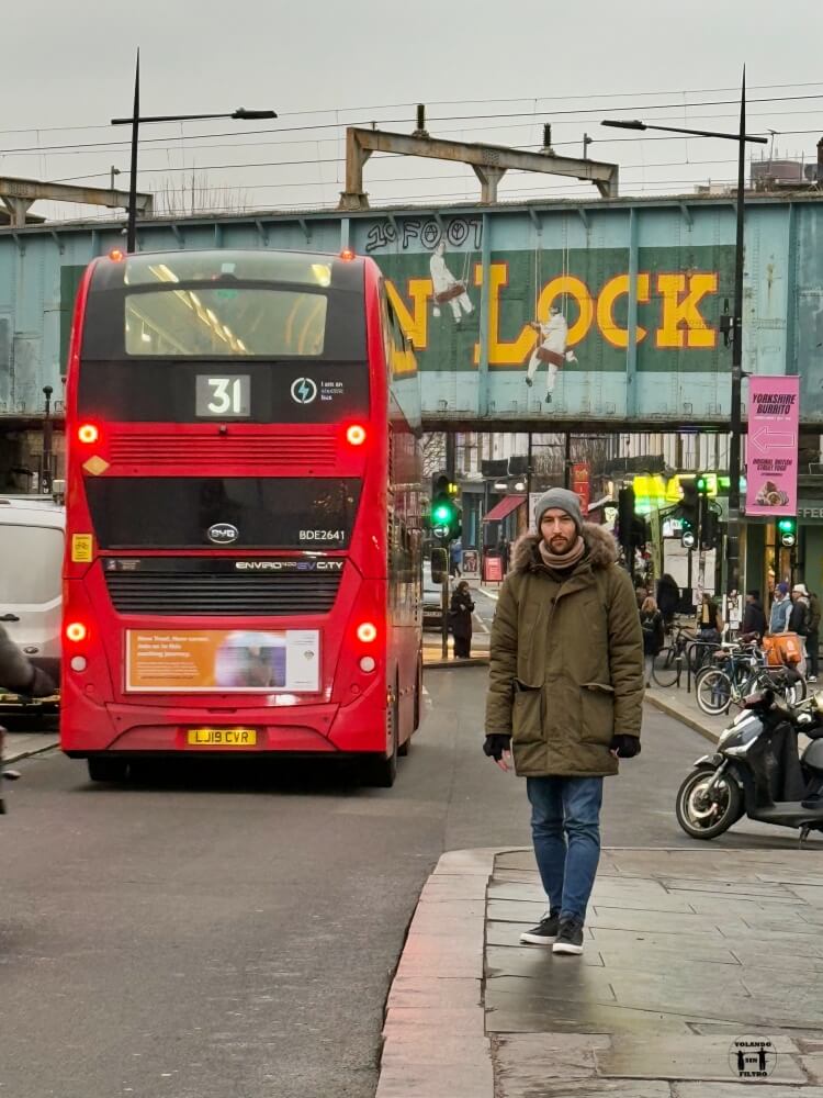 Nico con el cartel de Camden Lock de fondo 