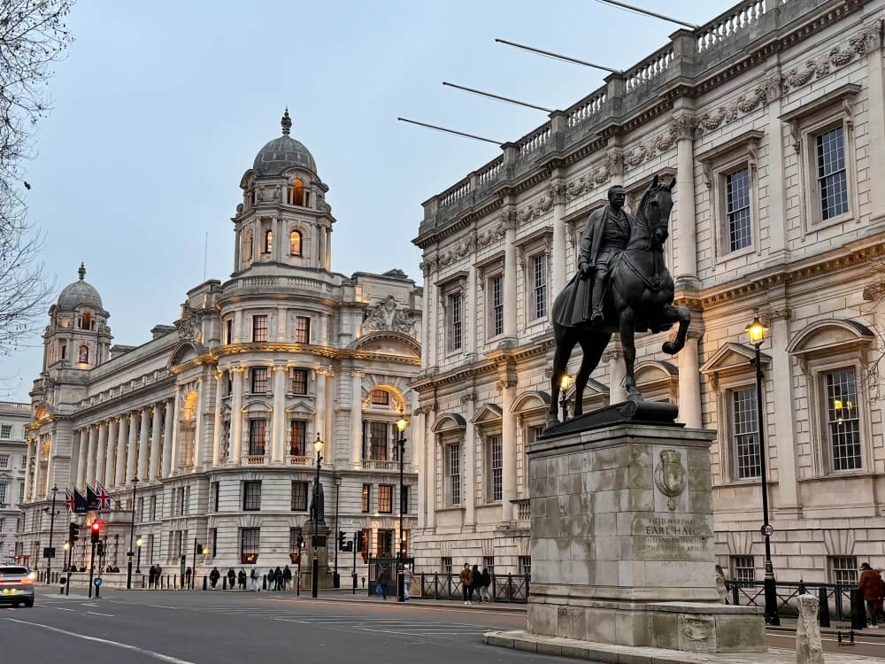 Calle vacía con estatua pedestre en el medio 