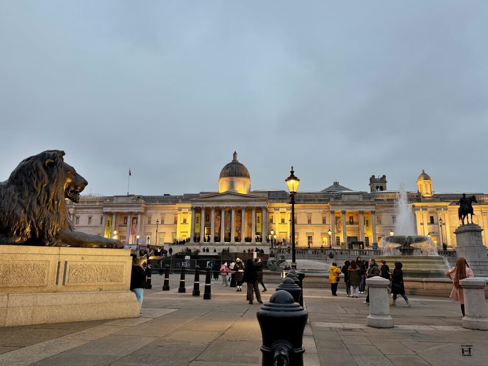 Trafalgar Square con la national gallery de fondo 