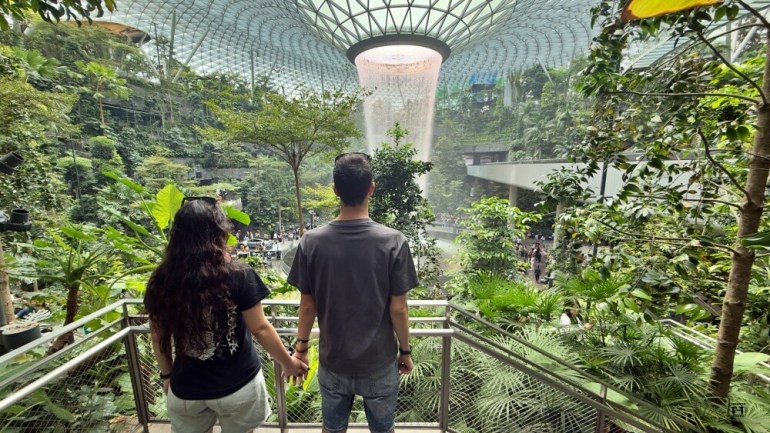 Se ve a nico y sandra de espaldas con todo el parque de Jewell de fondo. 